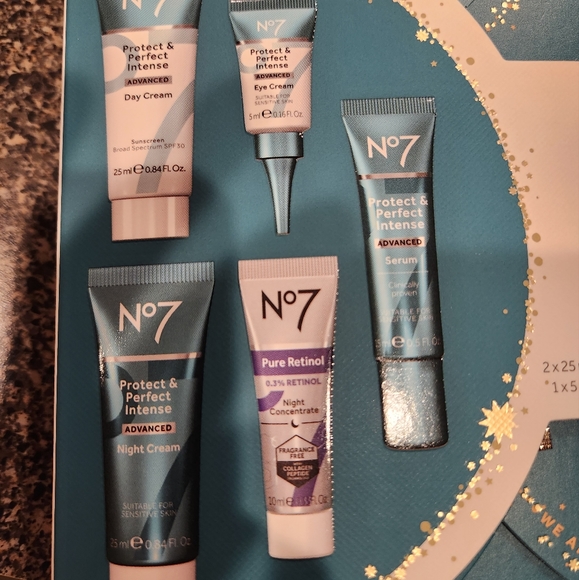 No 7 Protect & Perfect Gift Set - Picture 4 of 4